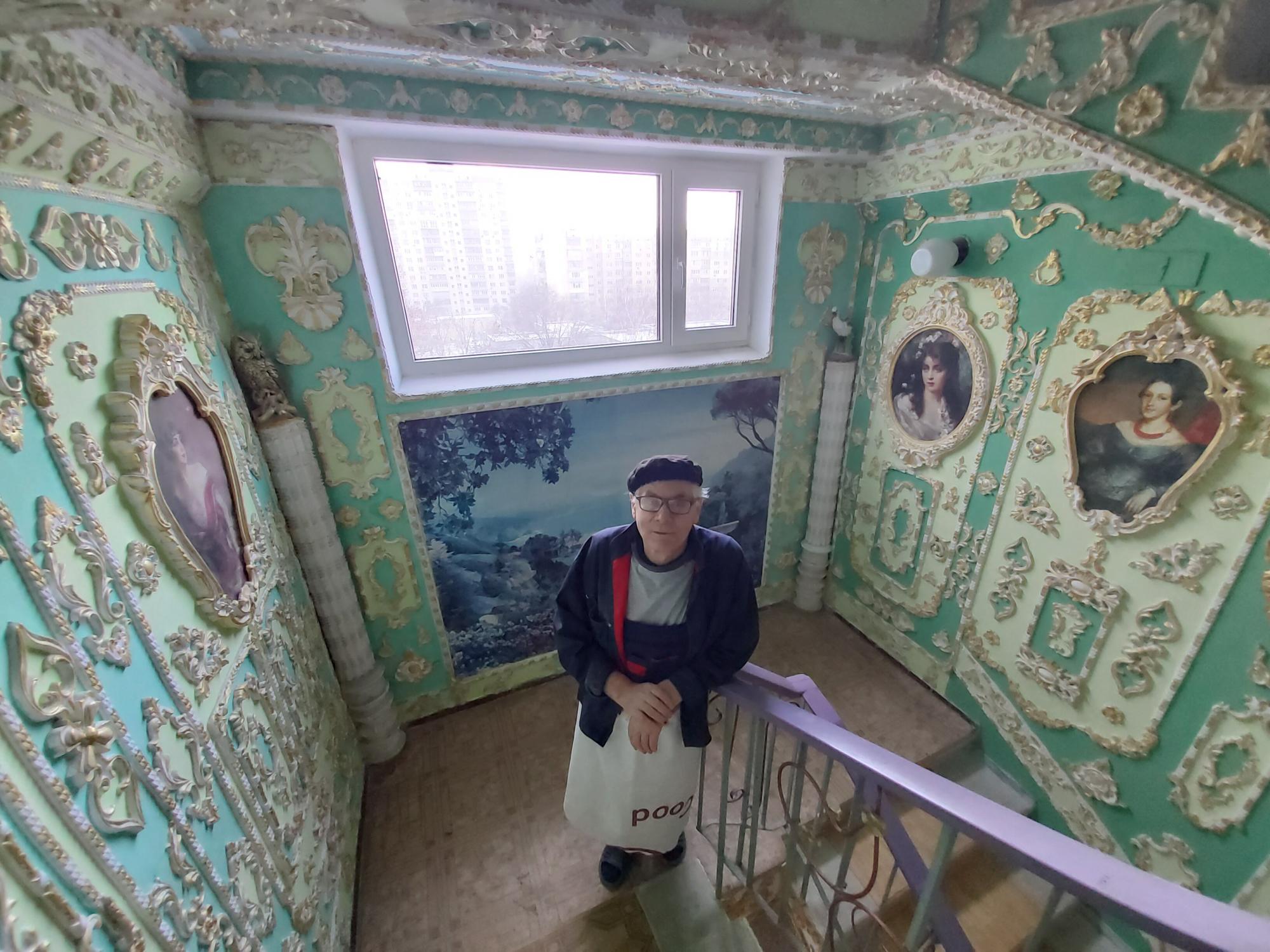 Пенсионер превратил подъезд в Киеве в настоящий Версаль: лепнина, позолота и много картин