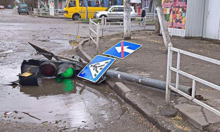 Сильный ветер валит деревья и срывает крыши домов: Украину накрыла непогода
