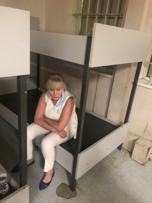 В Афинах украинцев держали в изоляторе без еды и в антисанитарии (фото, видео)