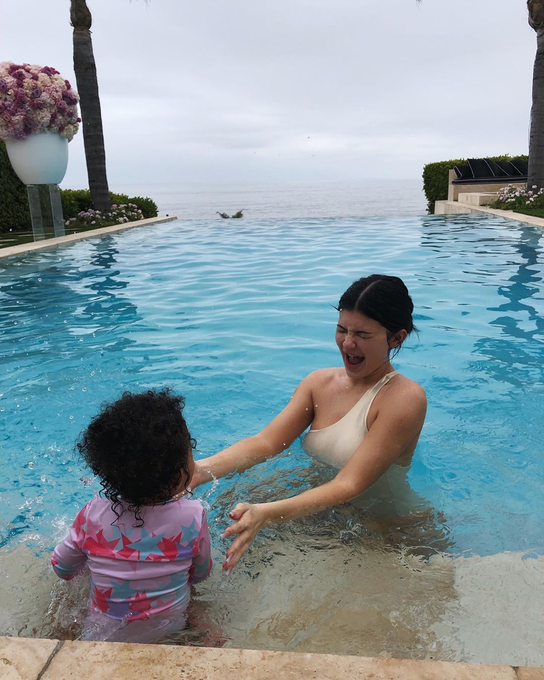 Неожиданно: Кайли Дженнер удивила поклонников кардинальной сменой стиля и новым цветом волос