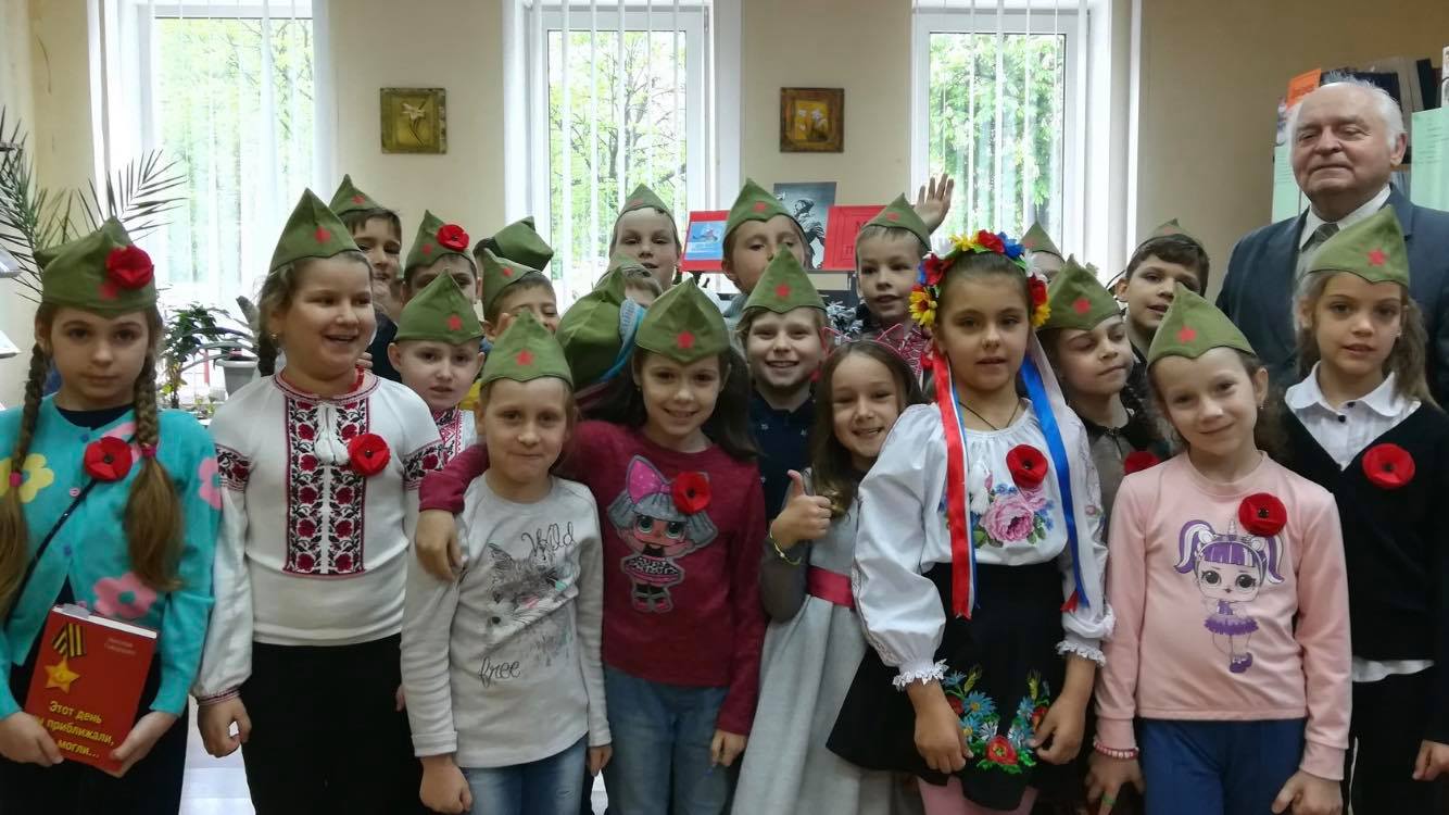 Комуністична символіка та лекції для дітей: скандал у школі під Києвом