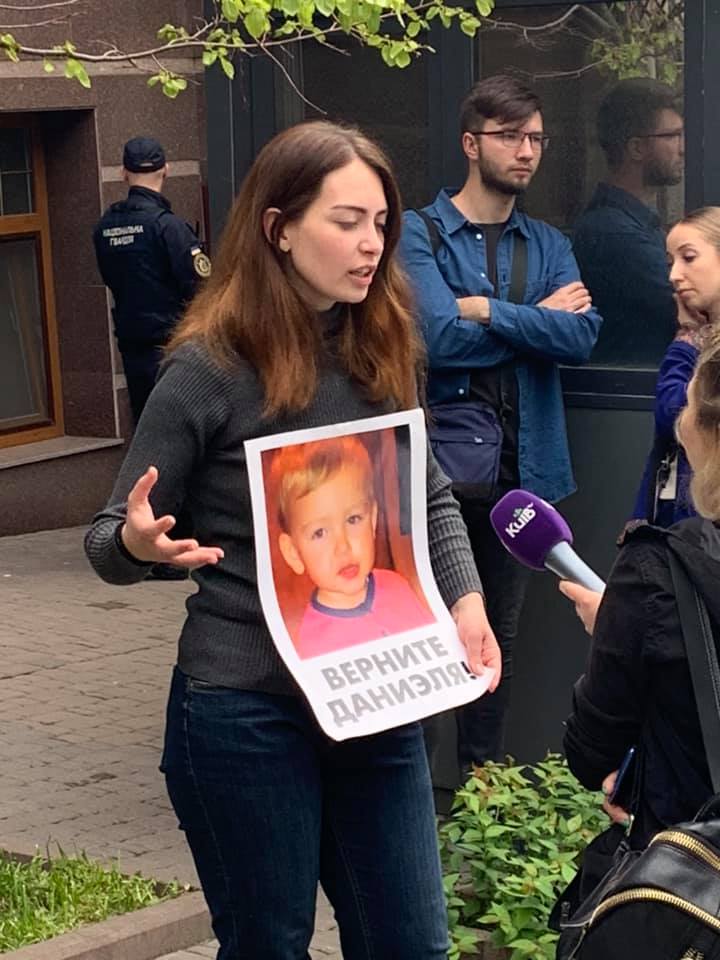 Забрали сина: заплакана мати третю добу стоїть під посольством в Києві