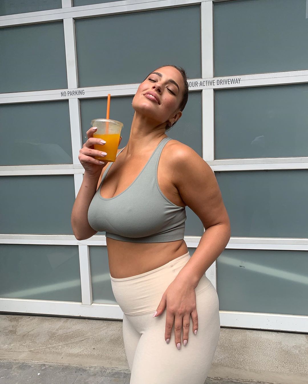 В яскравому міні: модель plus size Ешлі Грем спокушає пишними формами