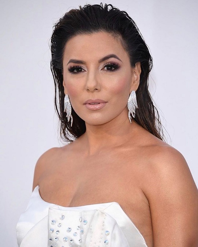 Морская богиня: Ева Лонгория изумила безупречной фигурой в белом платье