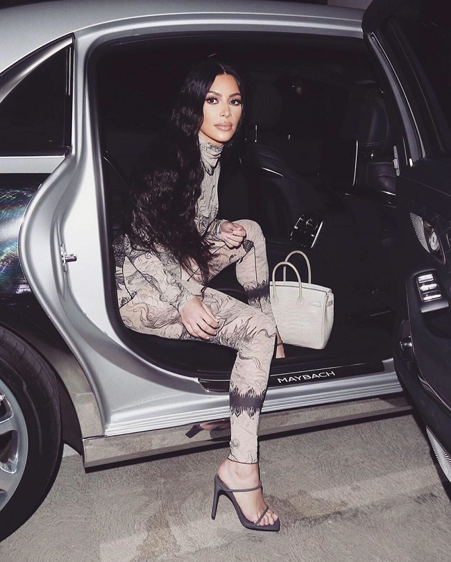 Подчеркнуть нужное: Ким Кардашьян восхитила стройной фигурой в обтягивающем комбинезоне