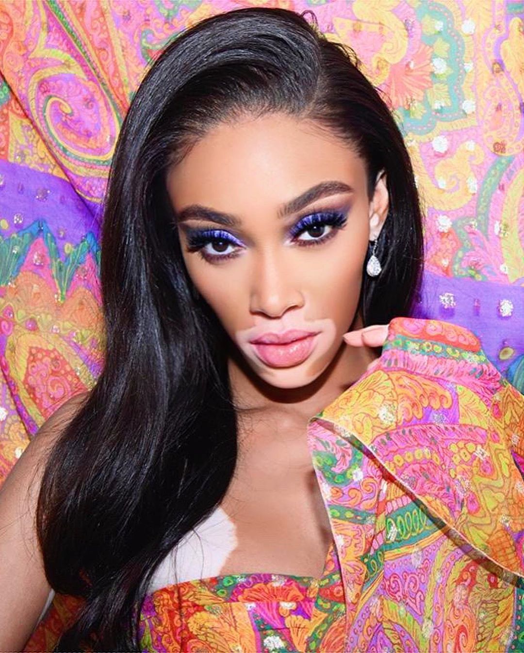 Взрыв цвета: Винни Харлоу заворожила стройной фигурой в роскошном наряде