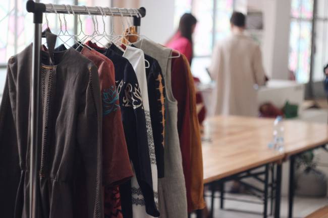 Осознанная мода: как масс-маркет вредит экологии и почему стоит отказаться от "одноразовых" вещей