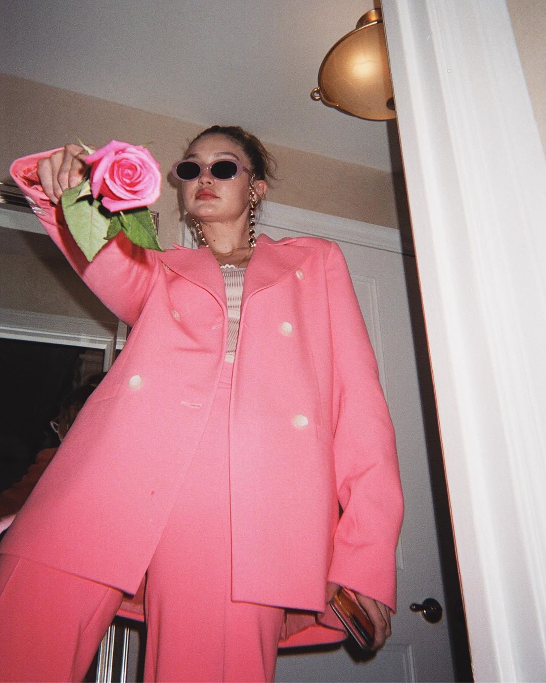 Розовый в тренде: Джиджи Хадид показывает, как носить брючный костюм