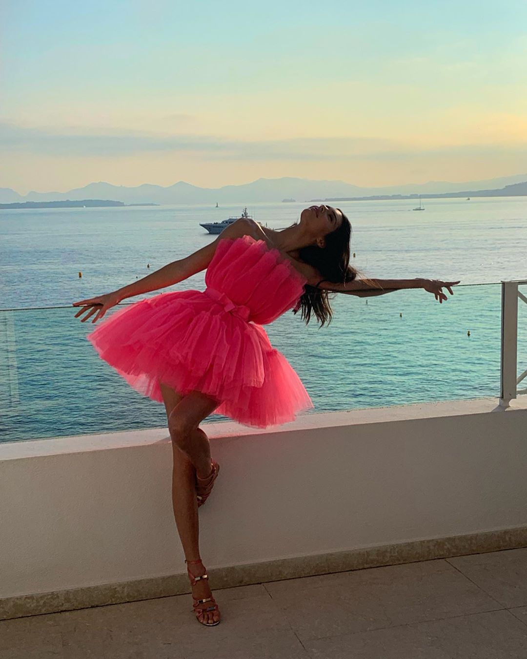 Рожева мрія: Кендалл Дженнер підкорила мережу повітряним ляльковим образом і стрункими ногами