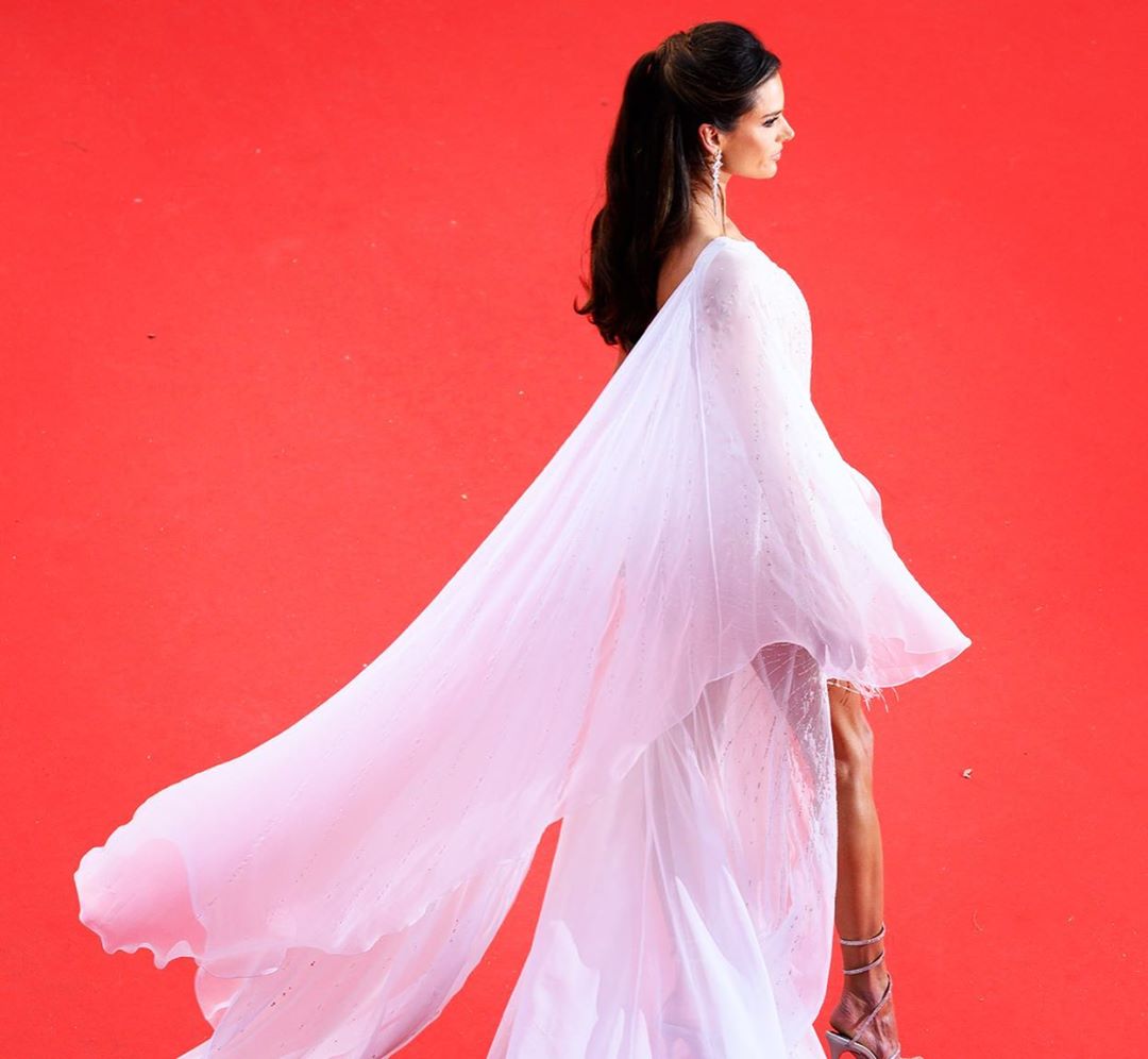 Алессандра Амбросио, Ева Лонгория, Джулианна Мур в Каннах: самые откровенные образы с открытия фестиваля