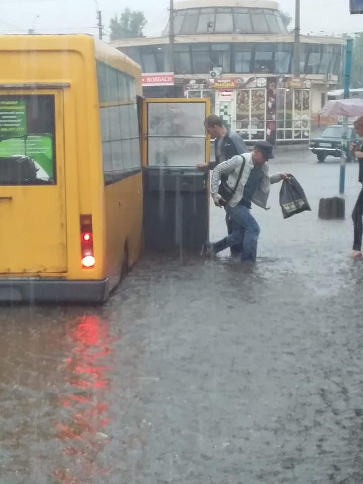 Улицы превратились в реки: еще один украинский город ушел под воду. Видео
