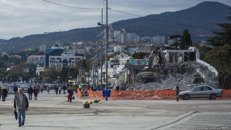 В оккупированном Крыму сносят торговый комплекс Ахметова