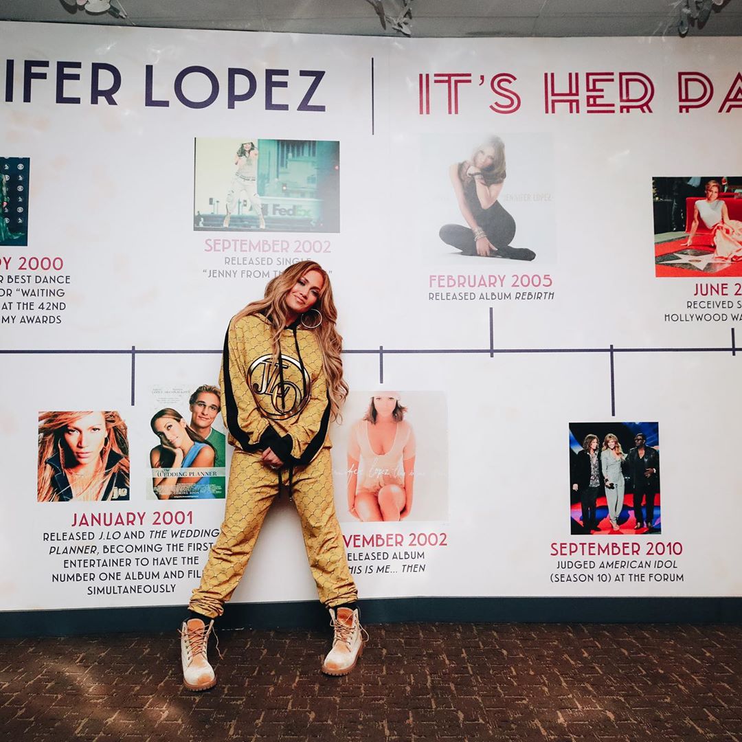 На вершине мира: Дженнифер Лопес восхищает поклонников стильными луками с концертного тура