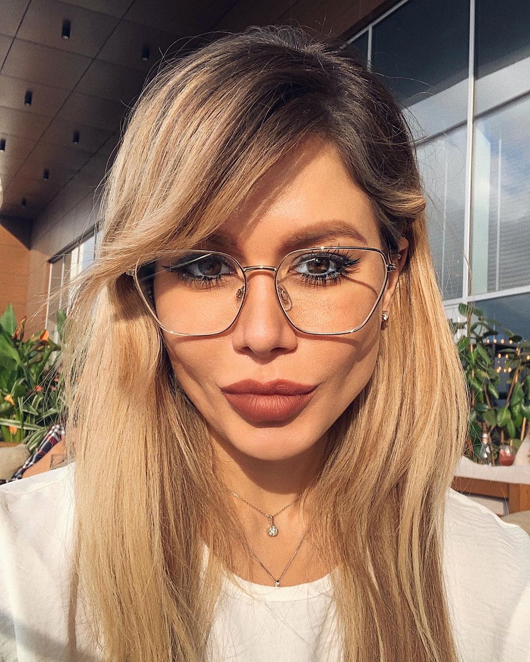 Ані Лорак у басейна злякала фанатів надутими губами (відео)