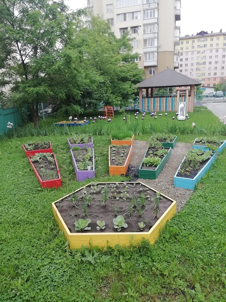 Детский сад в Ивано-Франковске украсили "гробами" (фото)