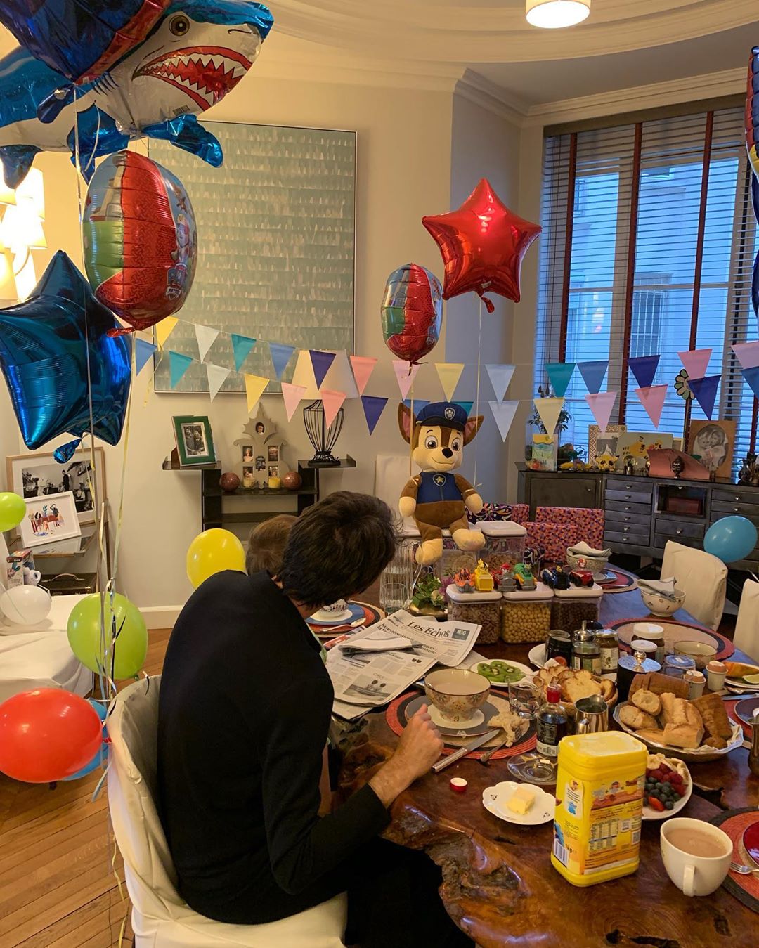 Двойной праздник: Наталья Водянова впервые показала лицо младшего сына от французского миллионера