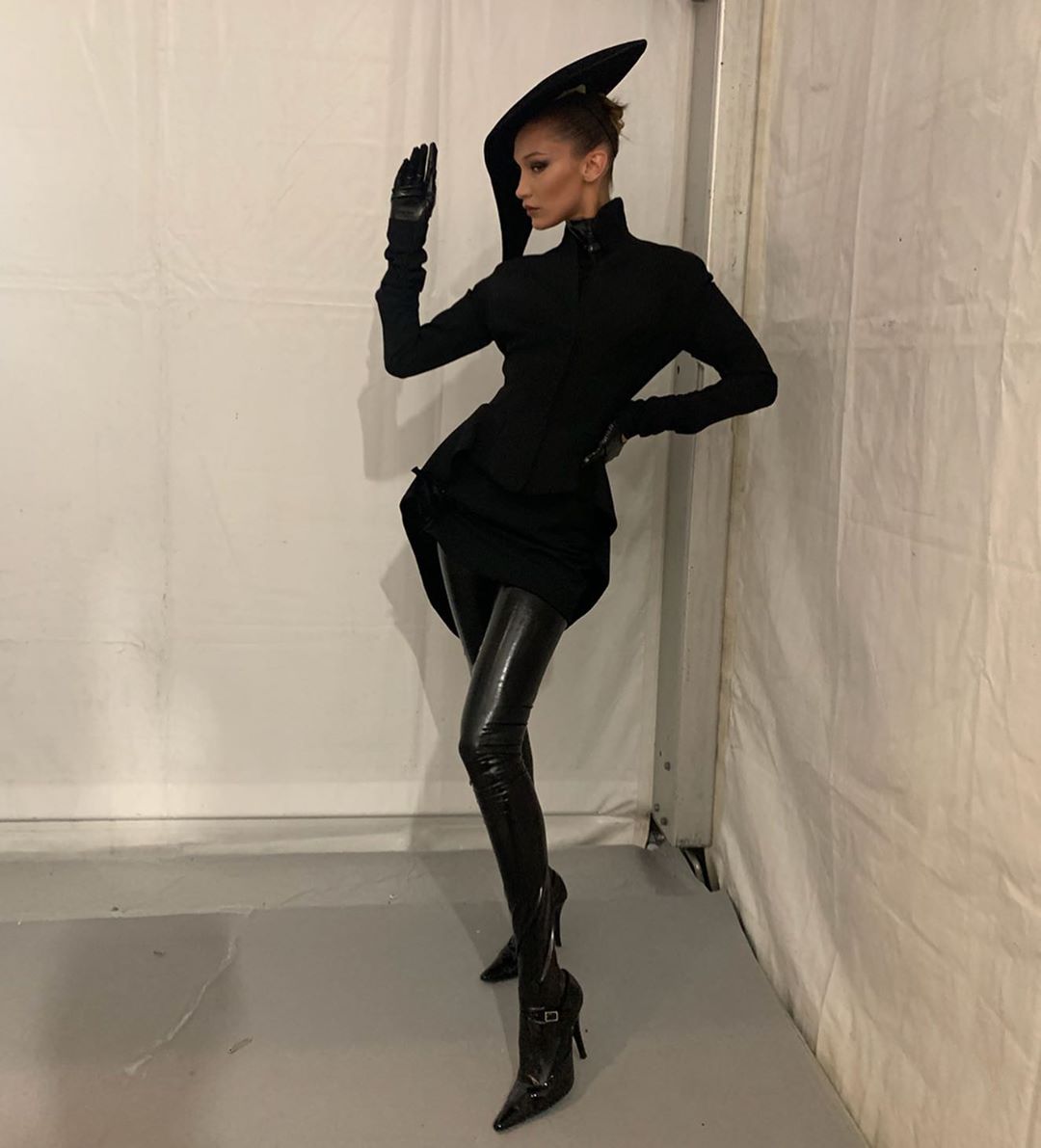 Бунт на подиуме: Белла Хадид покорила Флоренцию экстравагантным нарядом от культового дизайнера