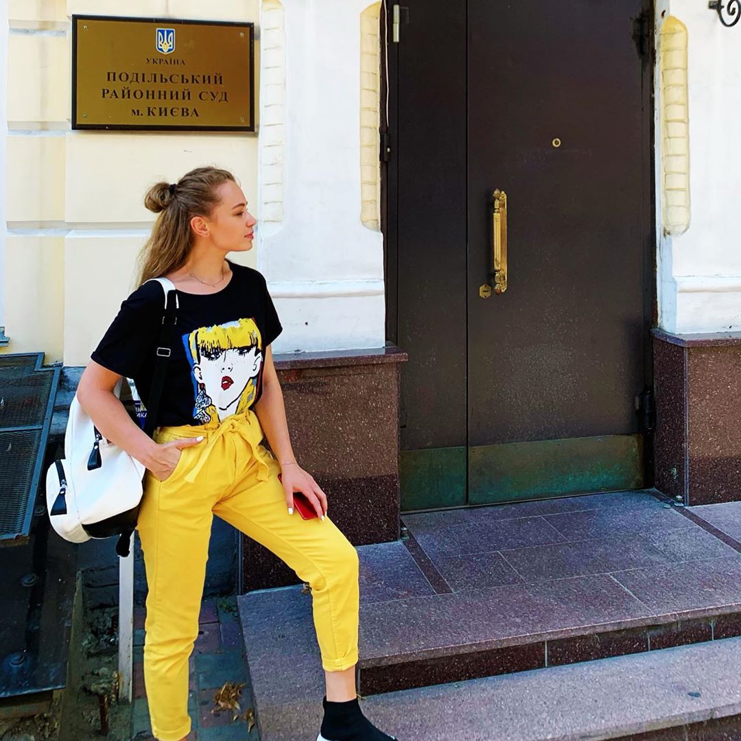 Пострадала моя дочь: известную украинскую певицу не выпустили из страны