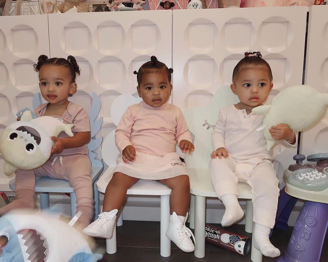 Уровень мимими зашкаливает: Ким Кардашьян и Кайли Дженнер хвастаются подрастающим поколением