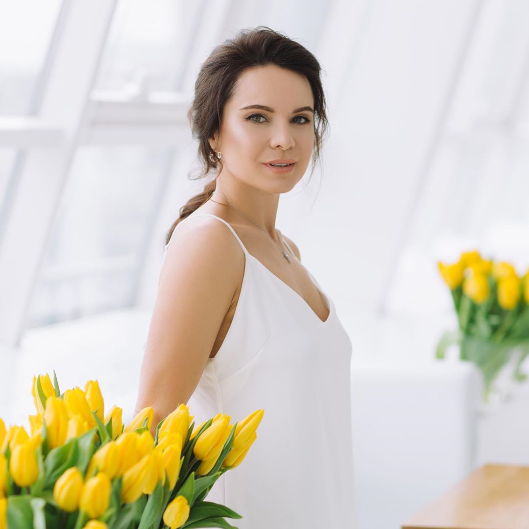 Ніжна Лілія Подкопаєва в оточенні квітів поділилася життєвою мудрістю