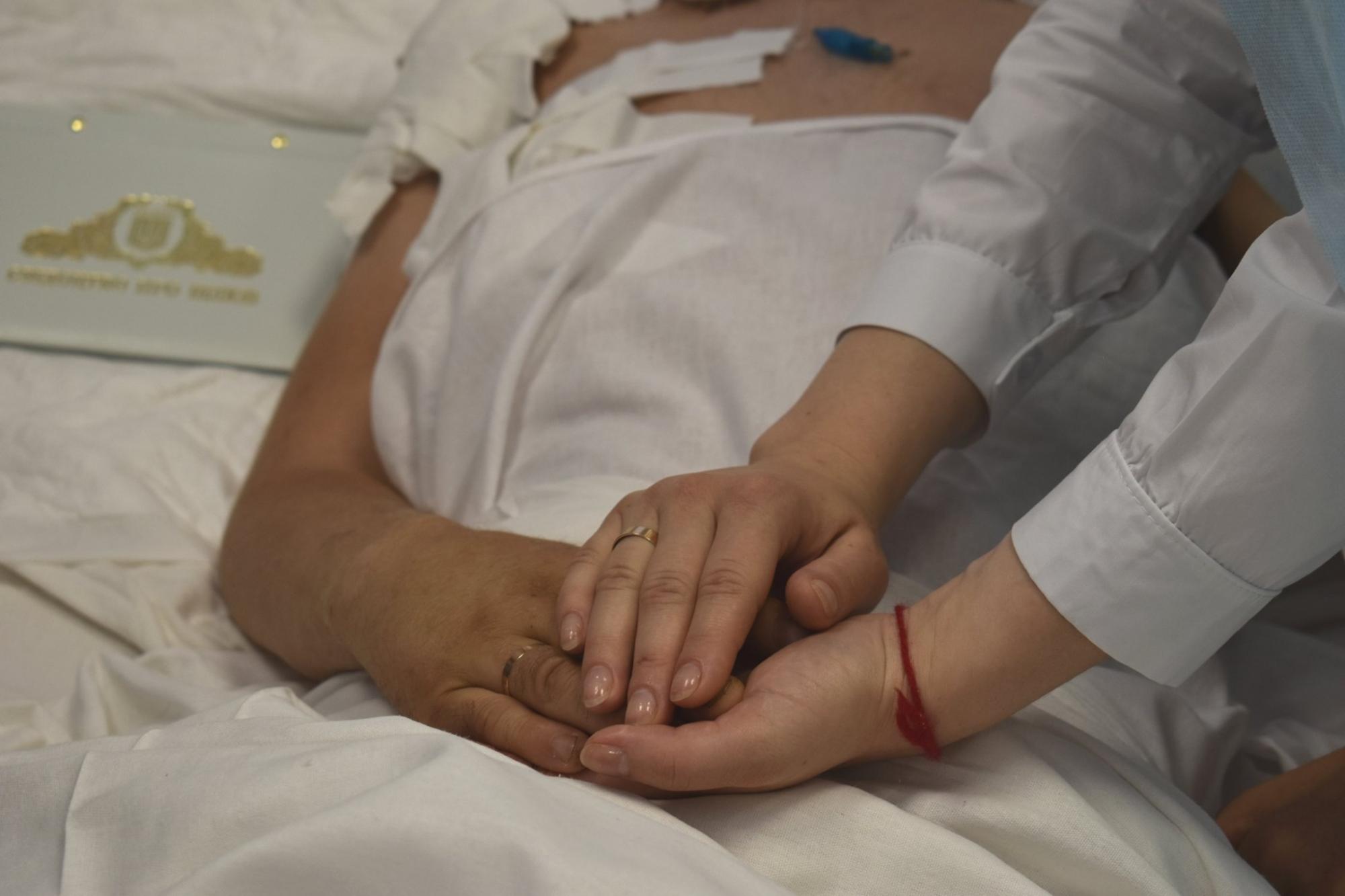 Свадьба в реанимации: тяжелораненый воин ВСУ женился прямо в палате (фото)