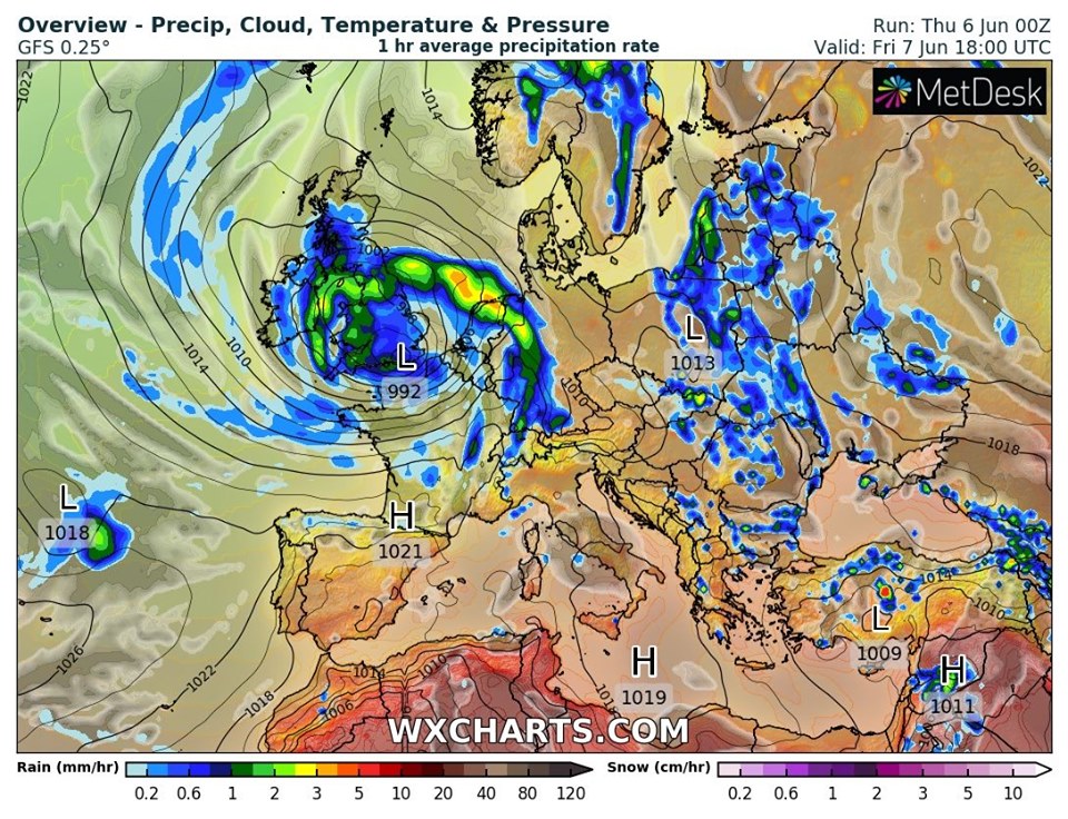 Завтра в Украине ожидаются дожди с грозами