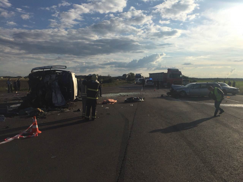 У Рівненській області маршрутка зіткнулася з автобусом і автоцистерною, є постраждалі