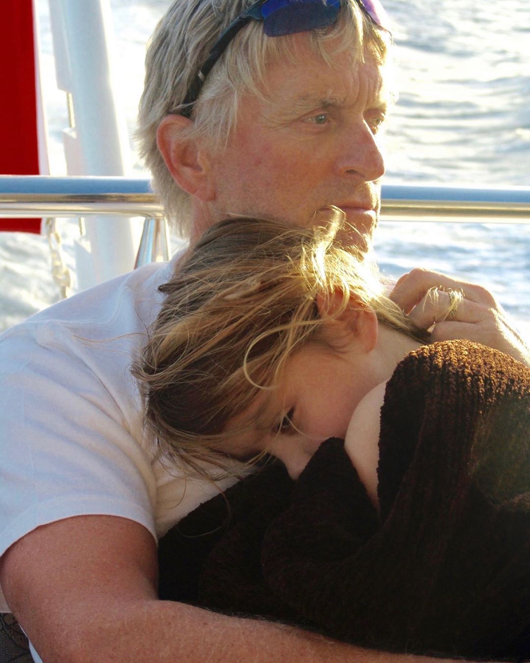 Словно сестры:  49-летняя Кэтрин Зета-Джонс в компании дочери посетила показ Fendi в Риме