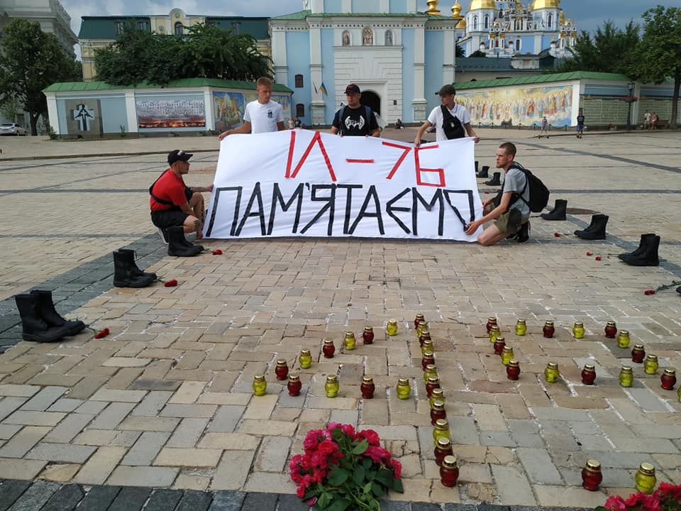 49 пар берц: в Киеве трогательно почтили память погибших в крушении Ил-76