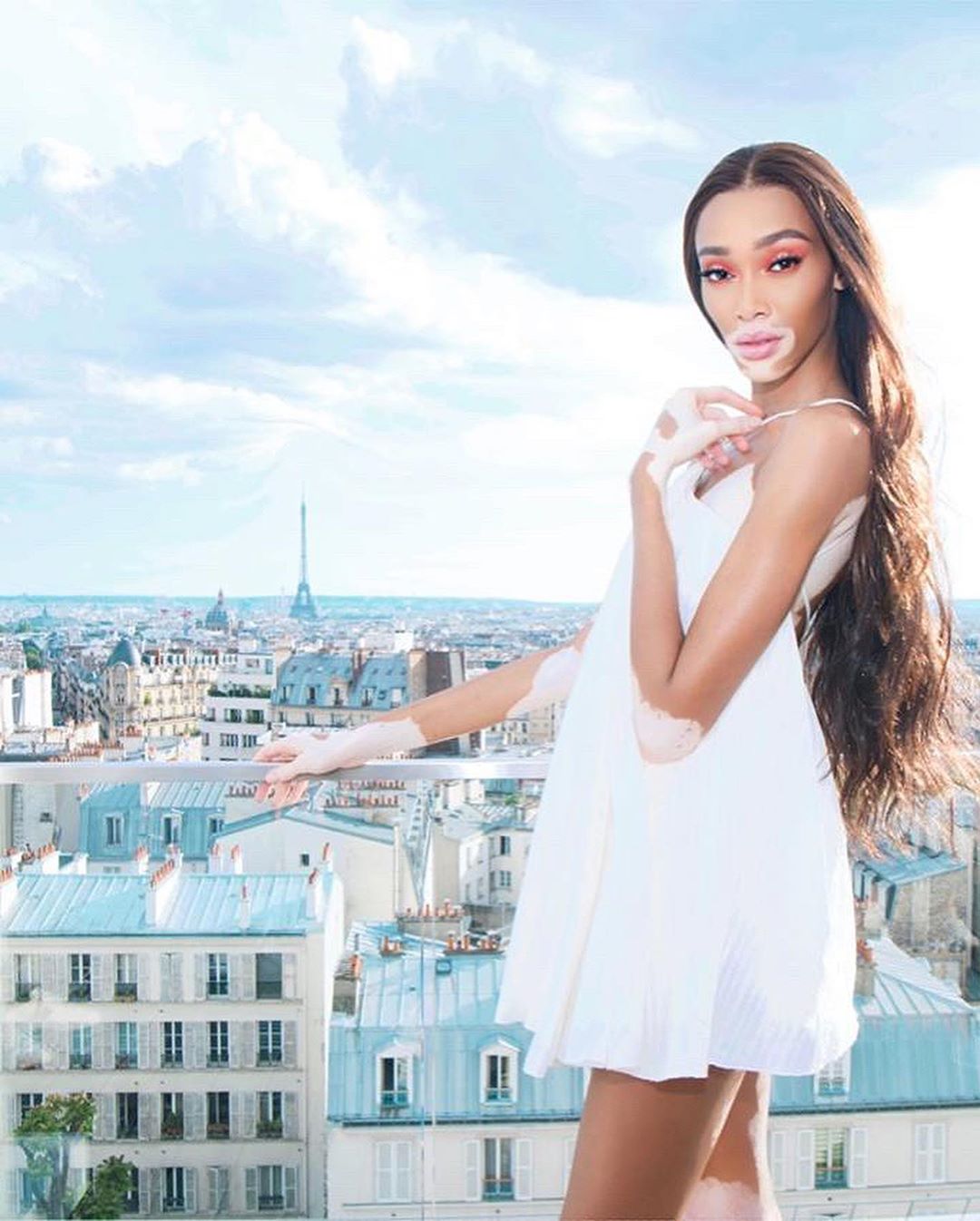 Легкость бытия: Винни Харлоу восхитила невесомым летним образом и стройными ногами