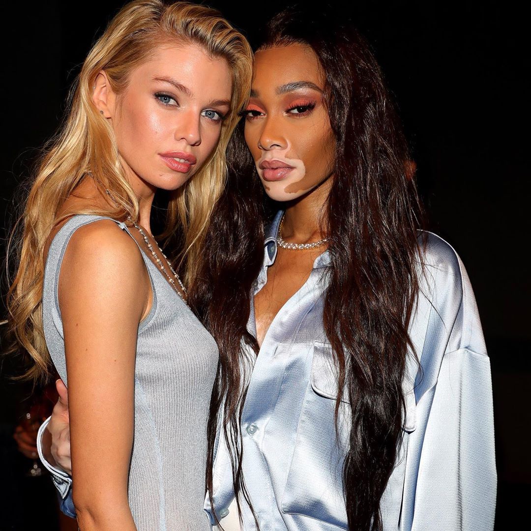 Соблазнительный рабочий: Винни Харлоу демонстрирует идеальную фигуру в дерзком образе