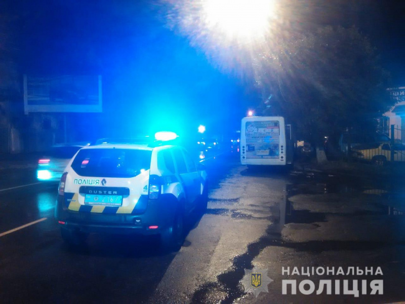 В Одесі маршрутка врізалась в електроопору, постраждало 9 осіб