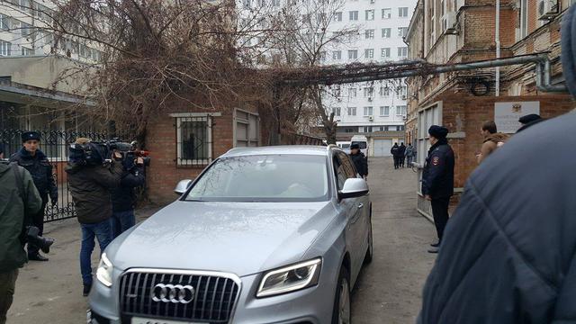 Допрос Януковича: кортеж экс-президента прибыл к зданию ростовского суда