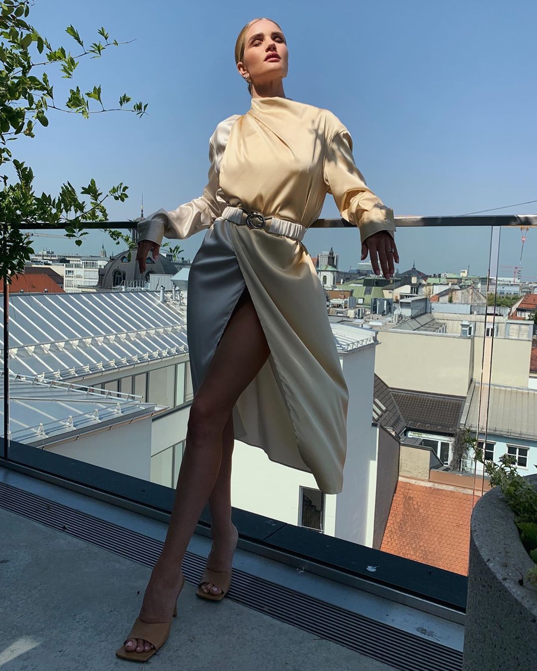 Бездоганна: Роузі Хантінгтон-Уайтлі підкреслила стрункі ноги стильним вбранням