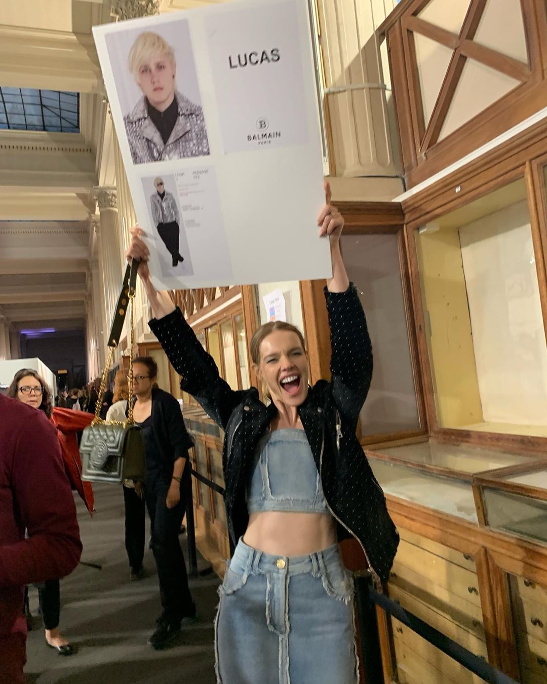 Літня і легка: Наталія Водянова захопила бездоганною фігурою в міні-комбінезоні