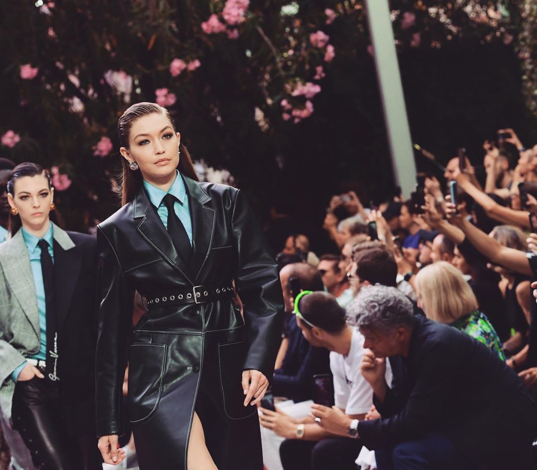 Сильно стильно: Джіджі Хадід демонструє, як носити трендові речі з чоловічого плеча"