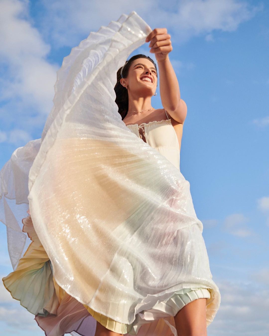 Пляжный ангел: Алессандра Амбросио заворожила невесомым летним образом  total white