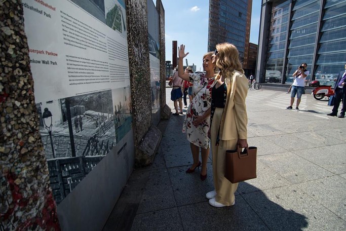 Глаз не отвести: Елена Зеленская блистает в Берлине в стильном классическом наряде