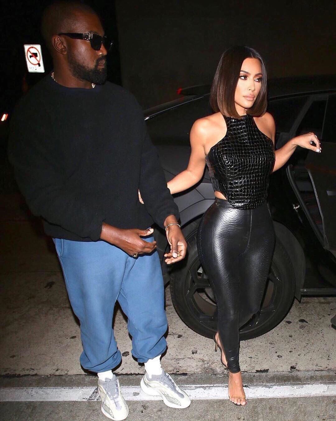 У шкіряному костюмі і з каре: Кім Кардашьян в ефектному образі сходила на побачення з чоловіком