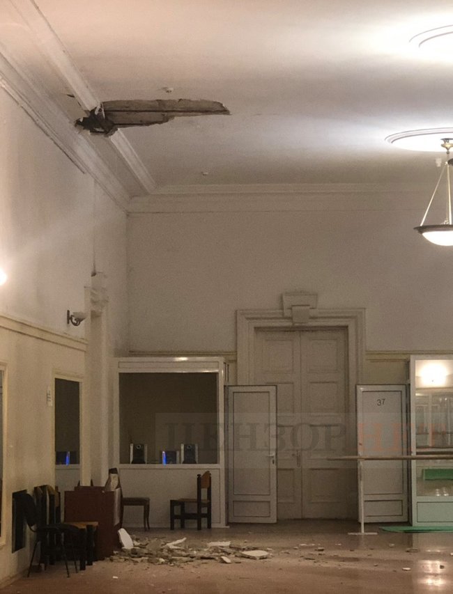 В зале занимались дети: в Доме учителя обвалился потолок