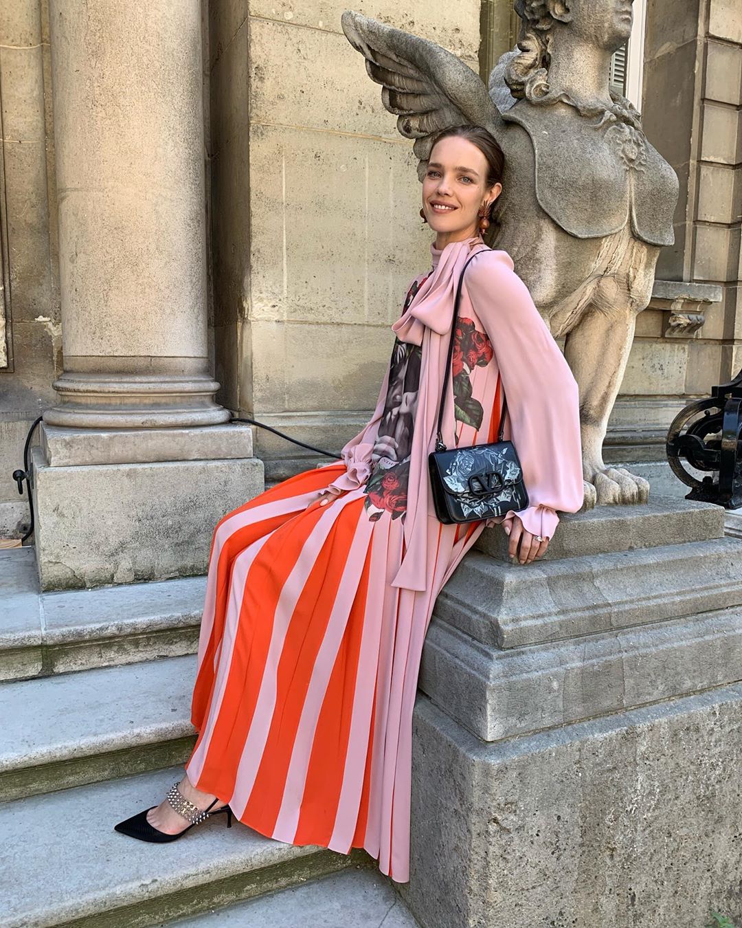 Сама женственность: Наталья Водянова подчеркнула стройную фигуру платьем миди необычной расцветки