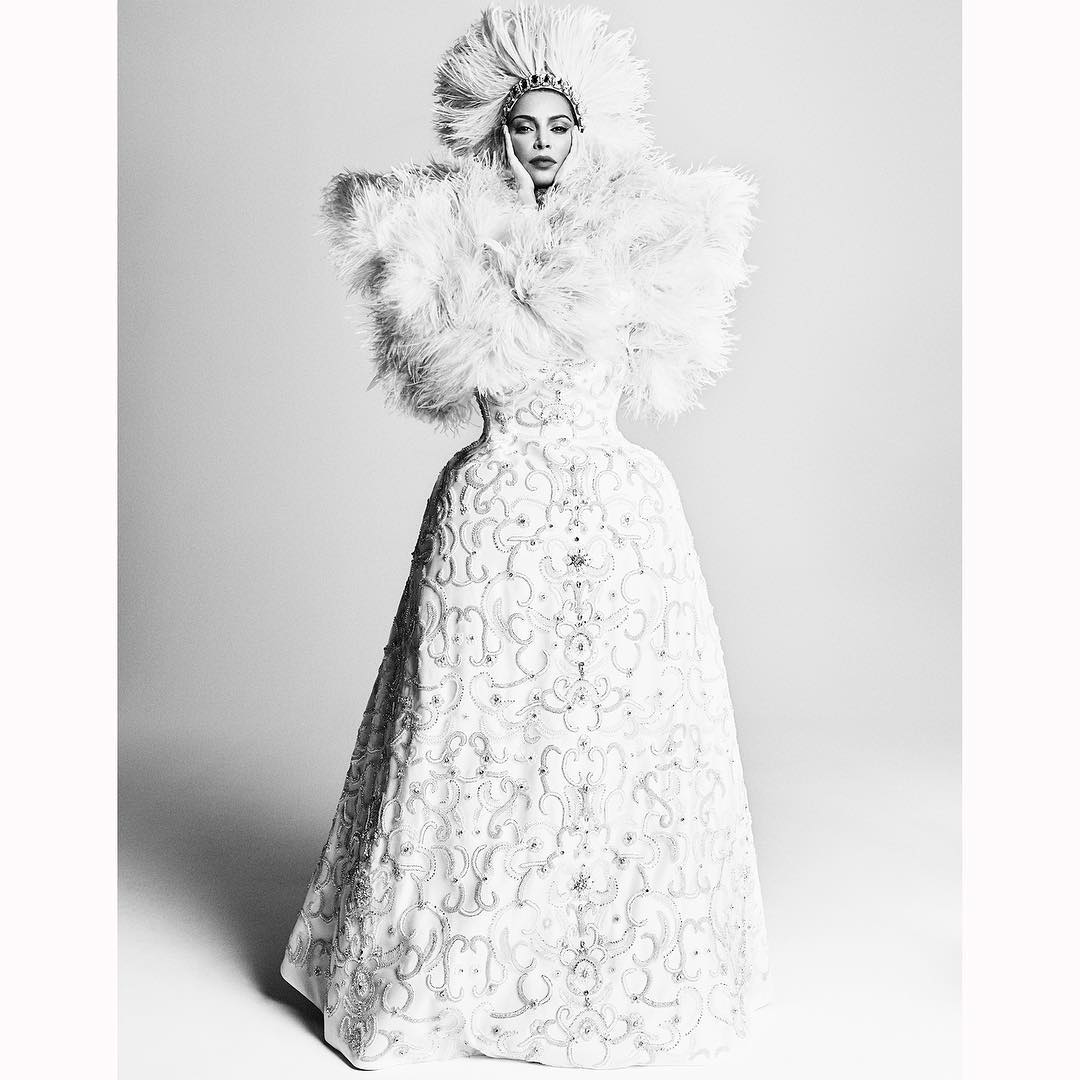 Детка, ты космос! Ким Кардашьян примерила футуристические образы для Vogue Japan