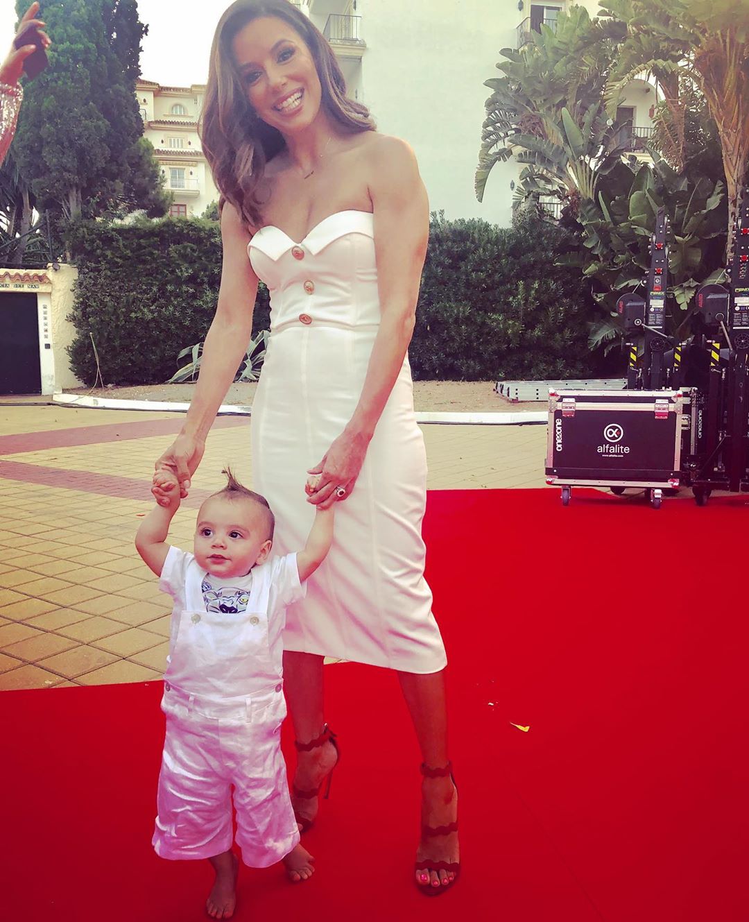 44-летняя Ева Лонгория восхитила совершенной фигурой в облегающем платье