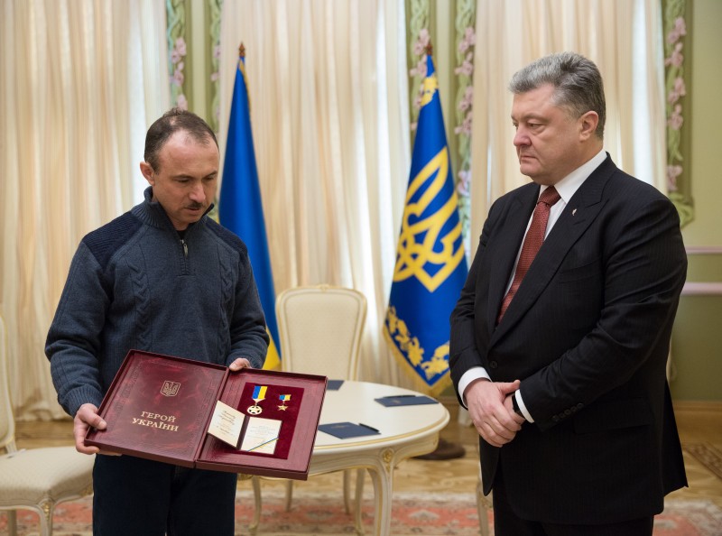 Порошенко передал орден Героя Украины брату погибшего в Крыму активиста