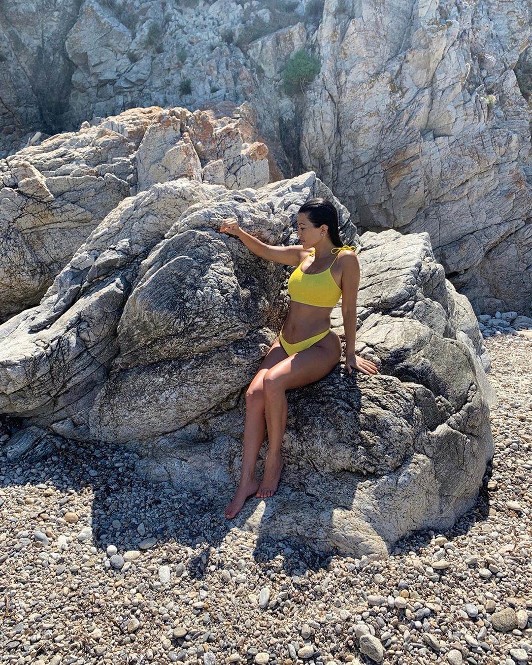 Желтый – новый черный: Кортни Кардашьян показывает, как носить самый яркий оттенок сезона