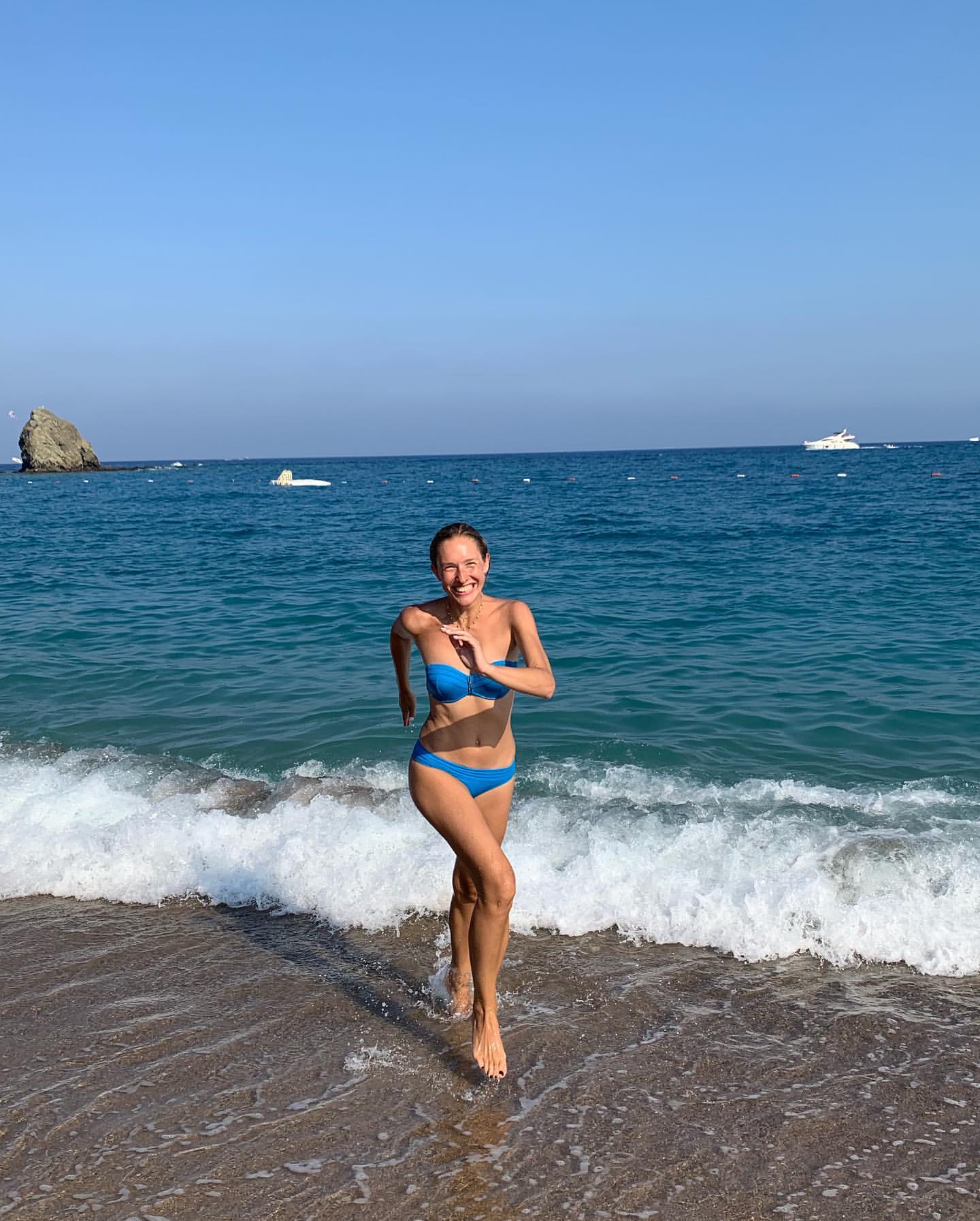 Какая форма! Стройная Катя Осадчая похвасталась изящной фигурой в бикини