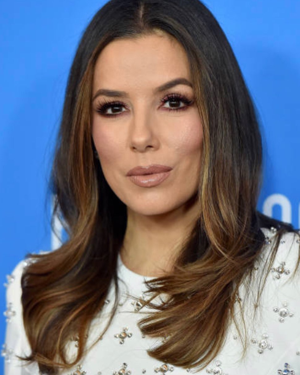 Жінка-мрія: Єва Лонгорія захоплює стрункими ногами в розкішній сукні