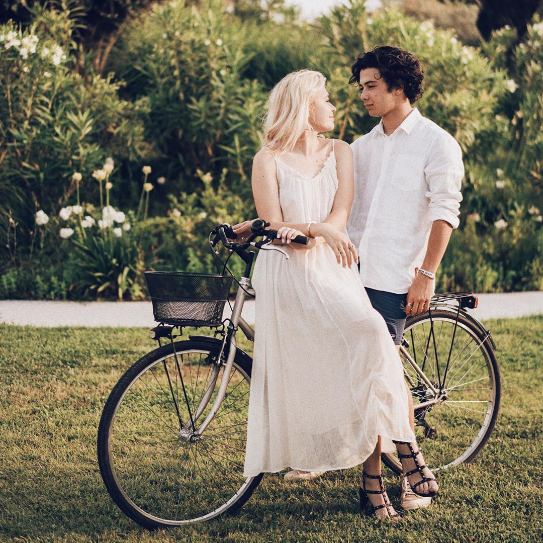 "Я скучаю": дочь Брежневой умилила сеть счастливым пляжным фото с возлюбленным