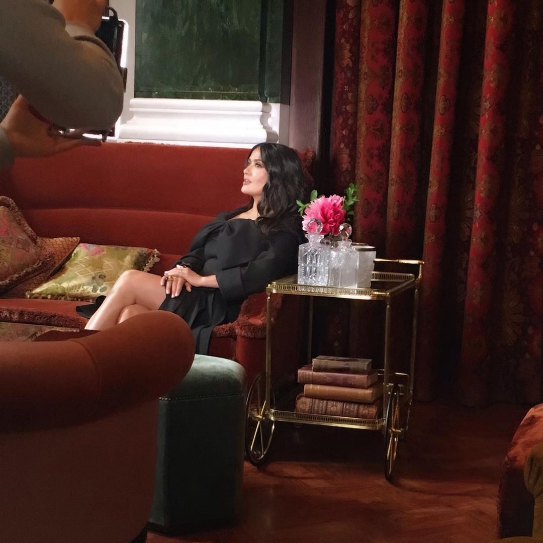 Ей точно 52? Роскошная Сальма Хайек восхищает молодостью на страницах глянца