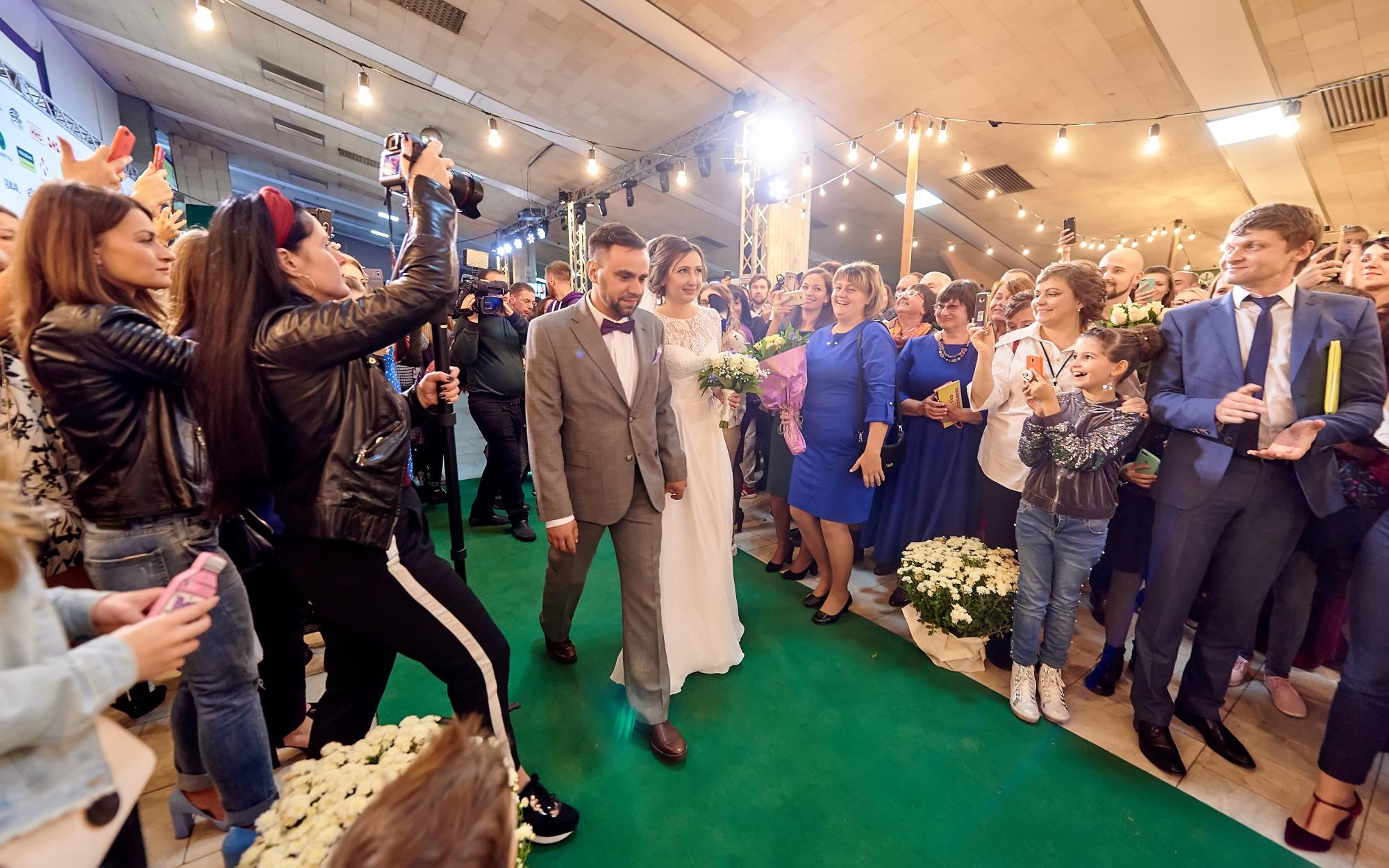 Горбунов - почетный свидетель: в Киеве на премьере комедии "Скажене Весілля" поженили пару